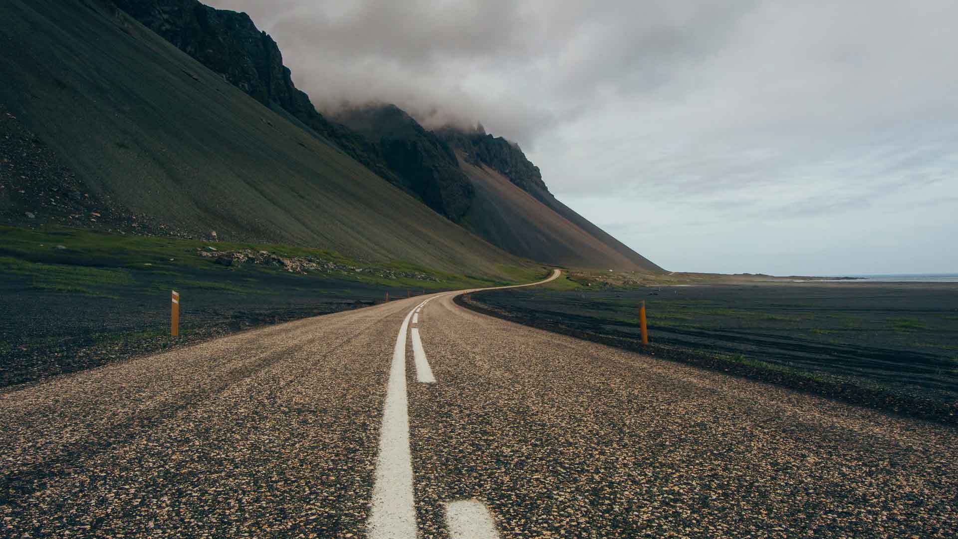 Camino que avanza entre montañas
